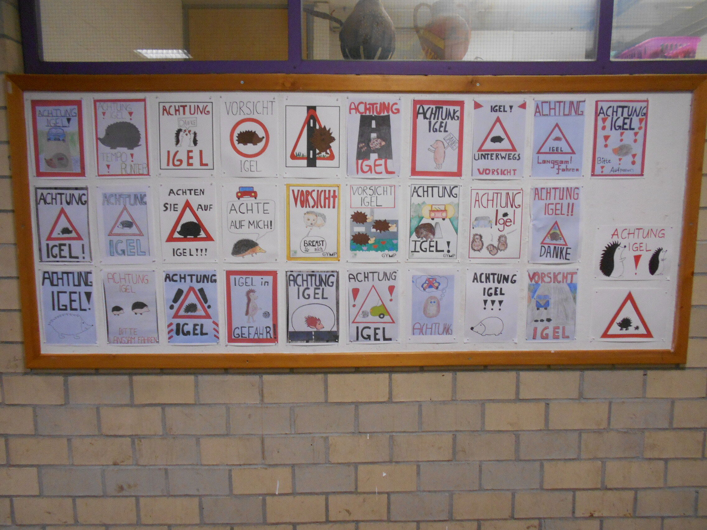 Plakate von Kindern zum Igelschutz
