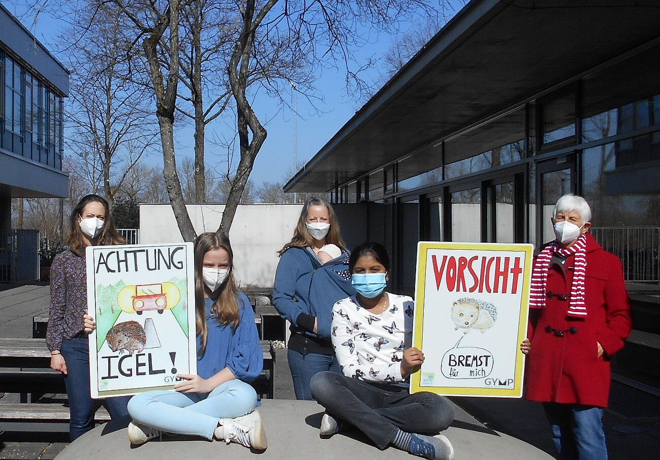 Plakatübergabe durch Kinder zum Igelschutz